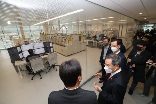 이종호 과기정통부 장관이 29일 경기 수원 CJ제일제당 CJ블로썸파크의 바이오파운드리 시설을 둘러보고 있다.  과기정통부 제공.